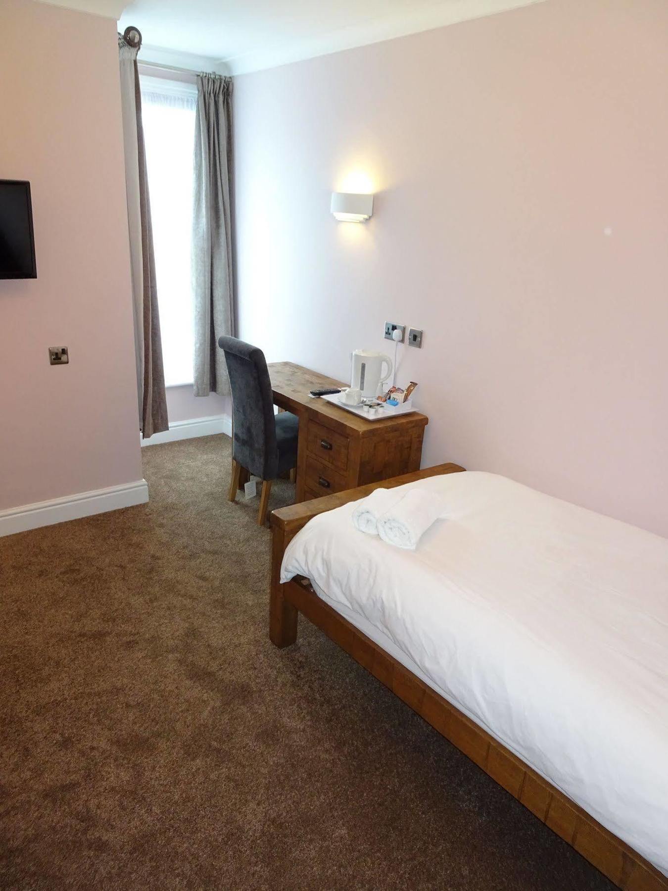 Fernbank Hotel Basingstoke Exterior photo