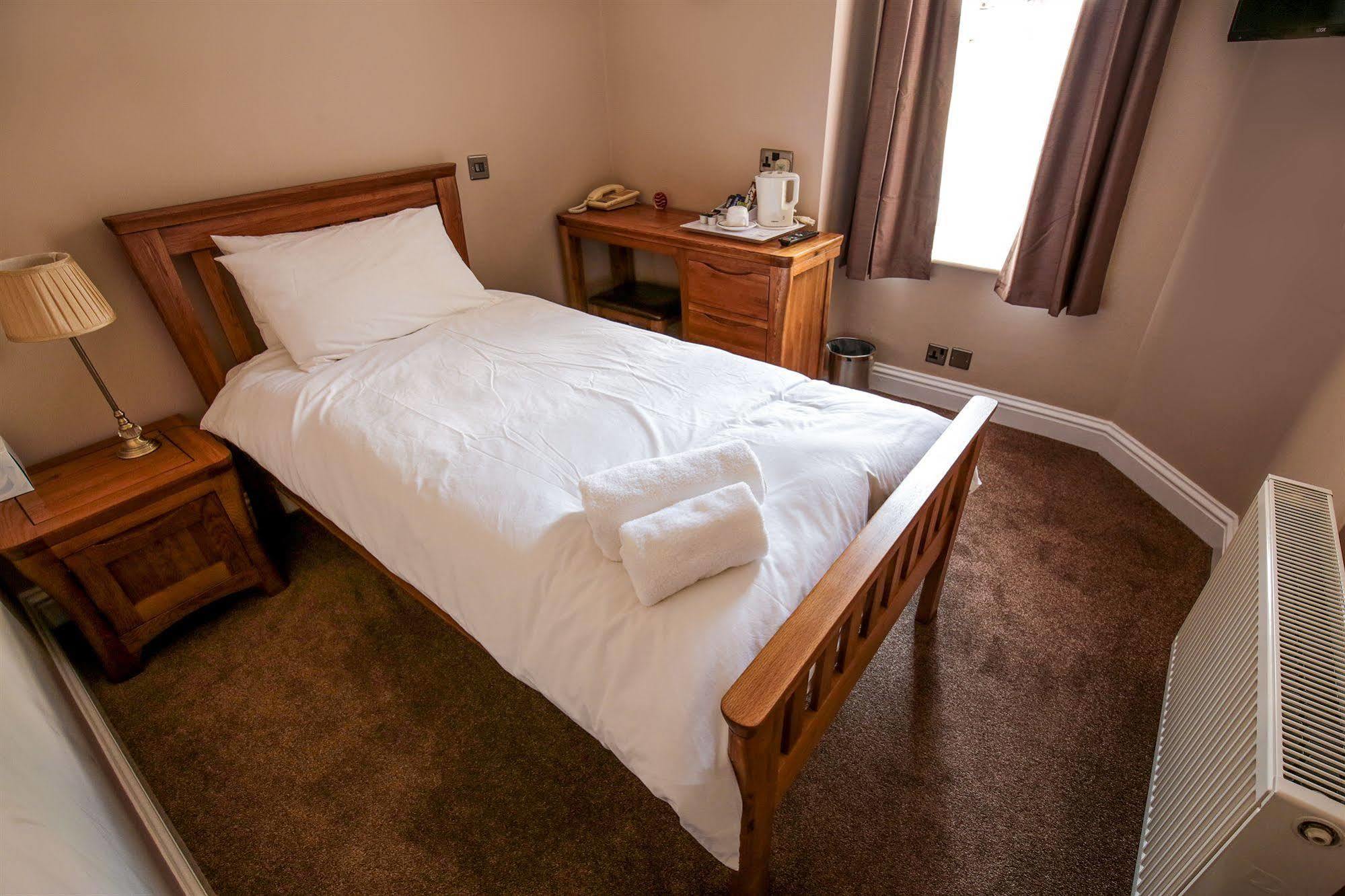 Fernbank Hotel Basingstoke Exterior photo
