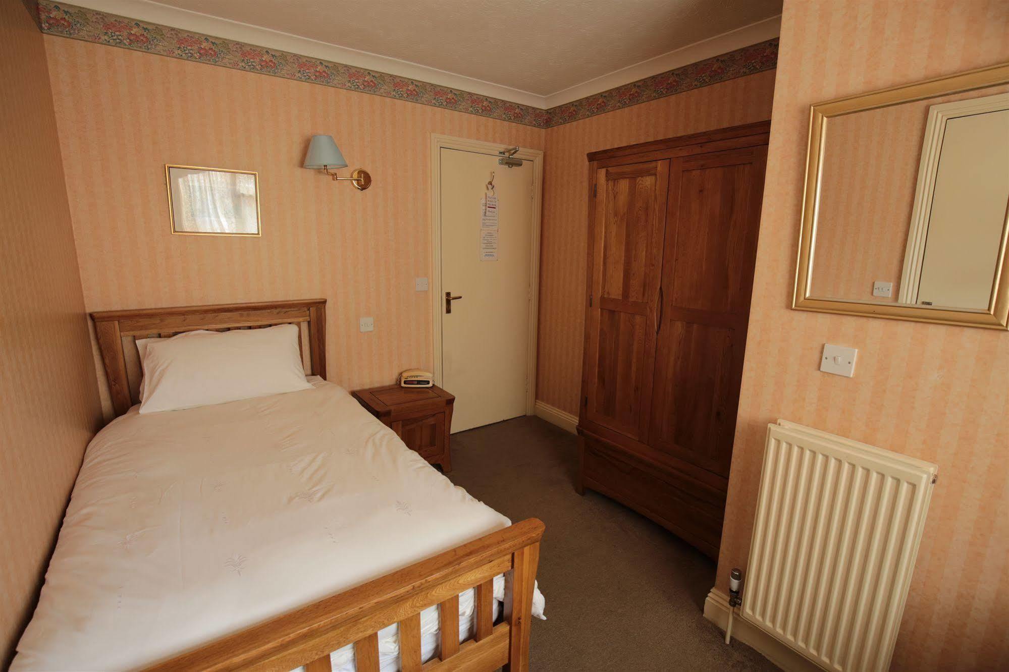 Fernbank Hotel Basingstoke Exterior photo